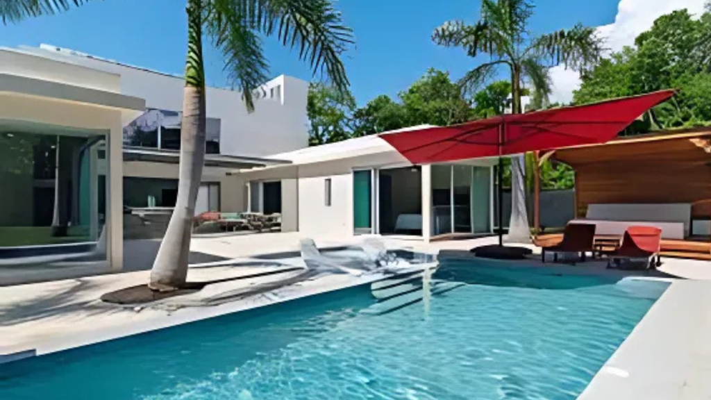 Nuestro alojamiento dentro de un fraccionamiento exclusivo con seguridad, acceso a las playas, hoteles y restaurantes 